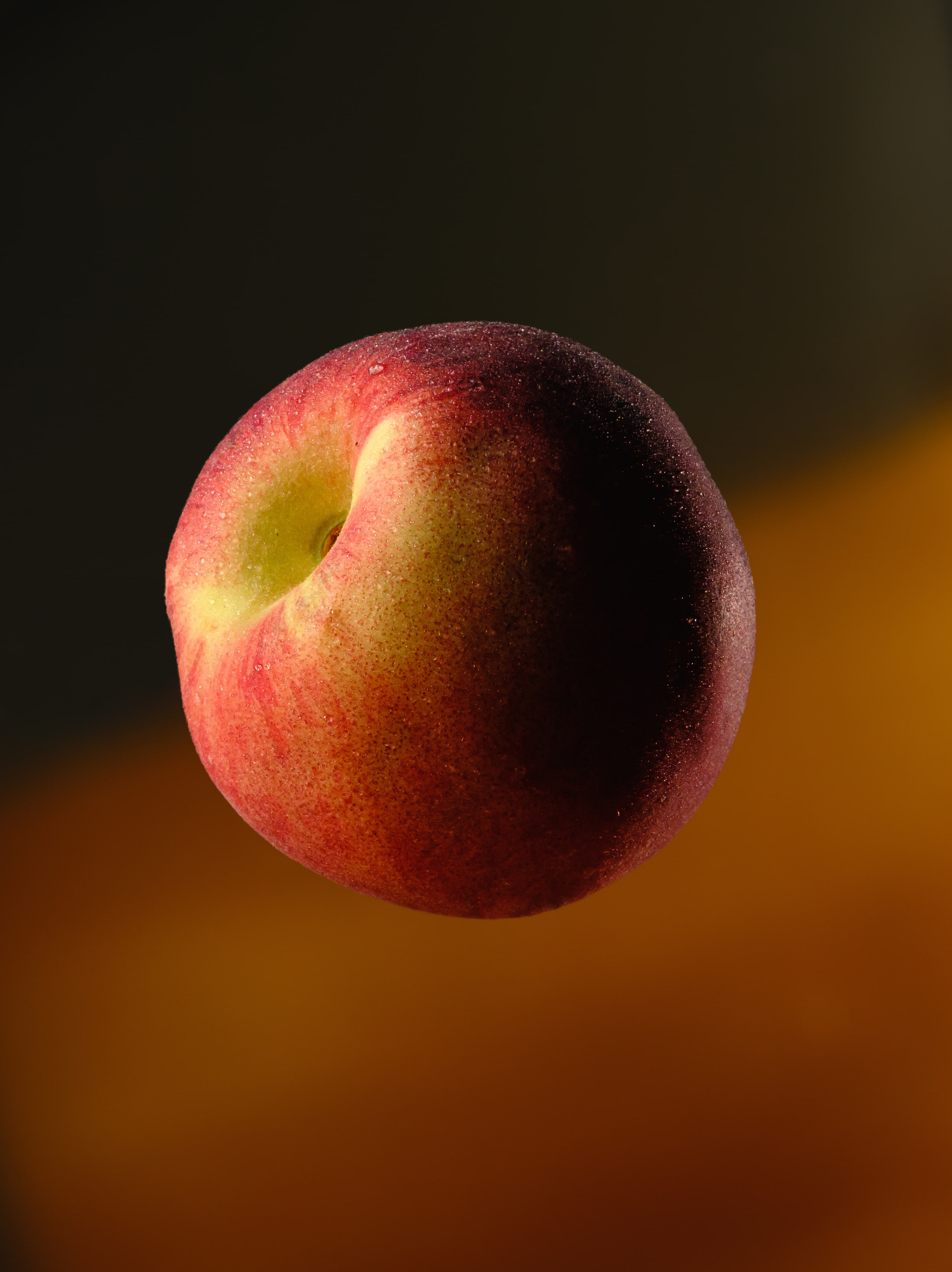 Apple on dark, one object, one light.