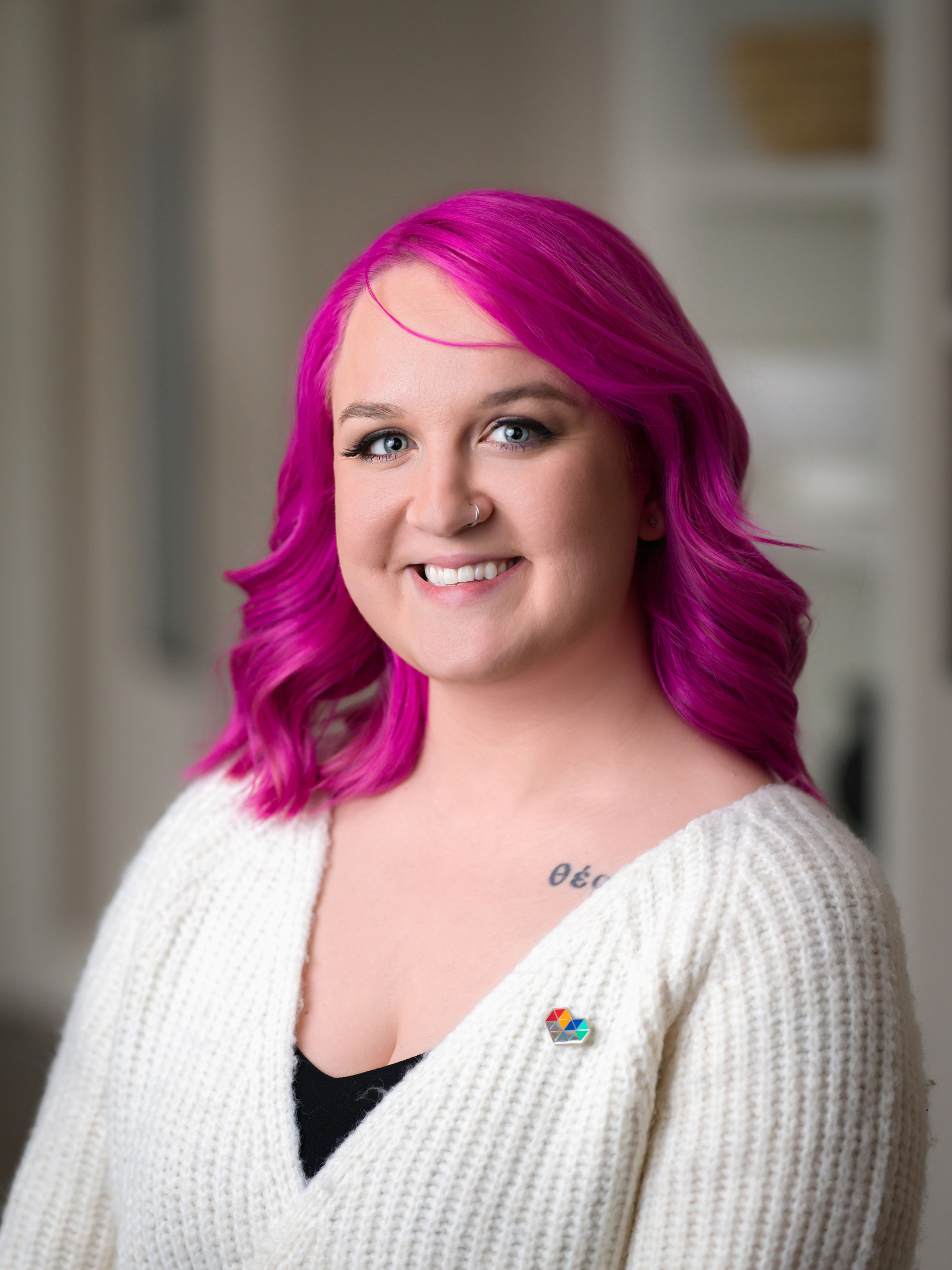 Pink hair, the setup does not flatten personality.