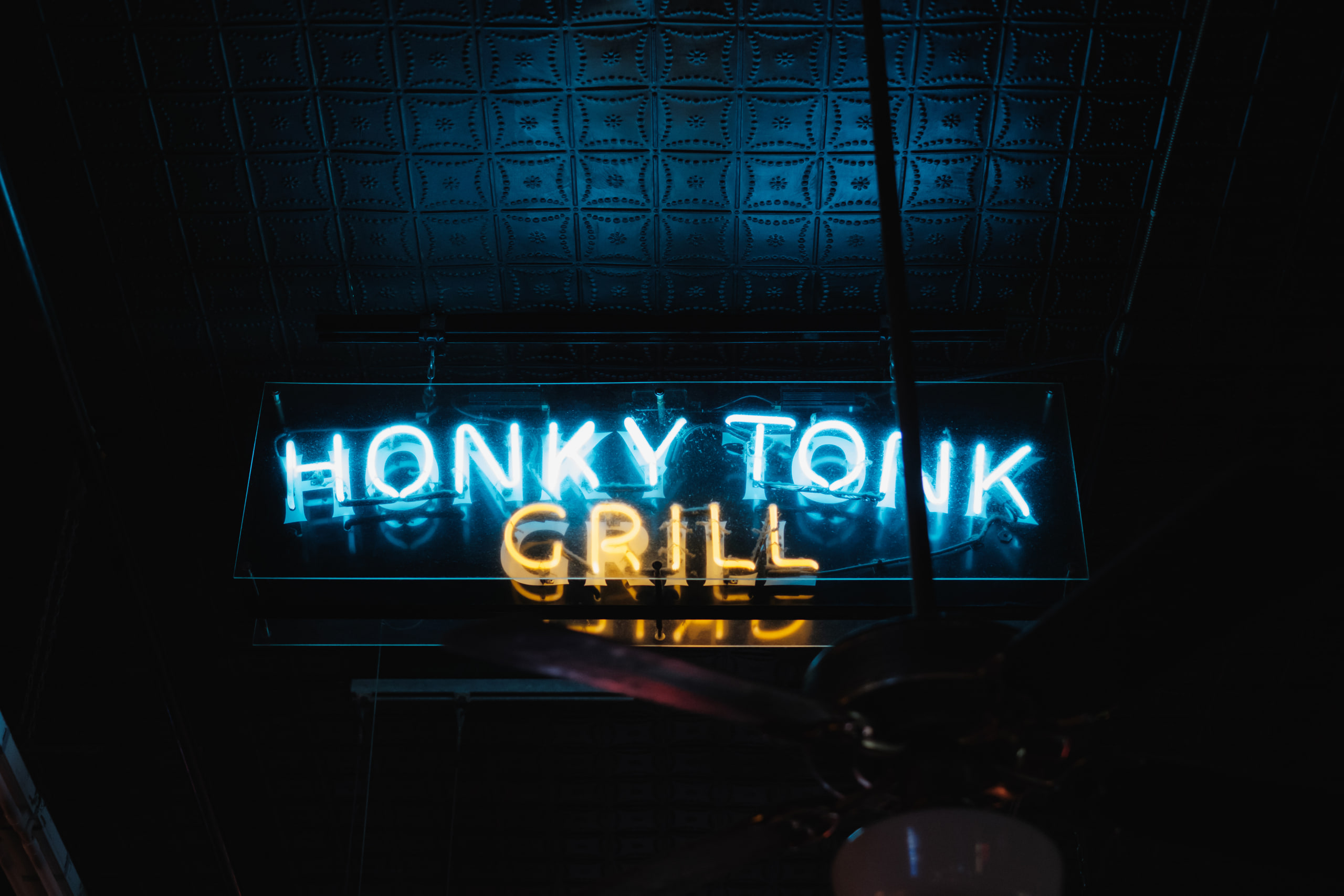 HONKY TONK GRILL neon at night.