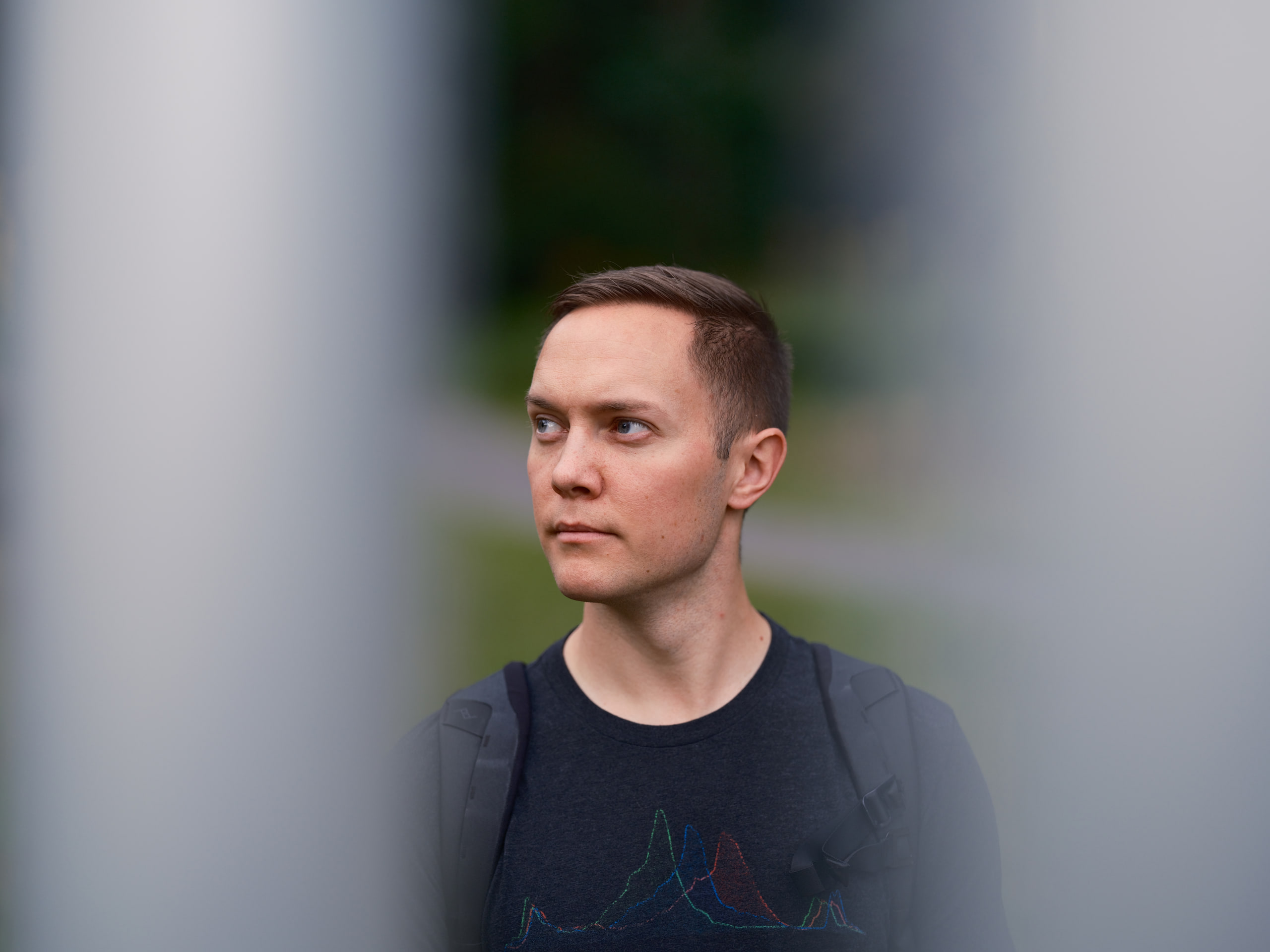 Portrait, shallow, clean separation.